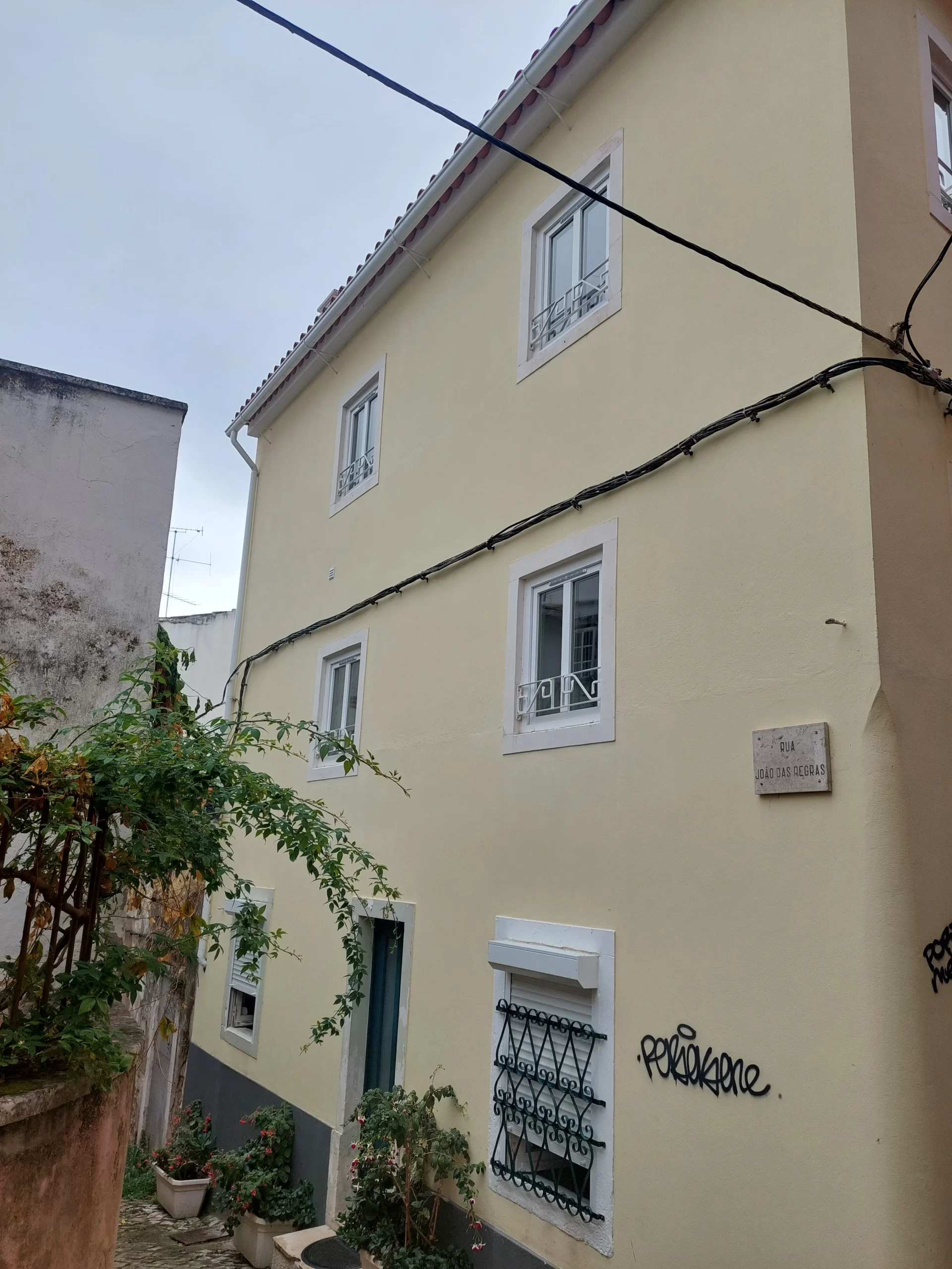 Exterior de casa amarela